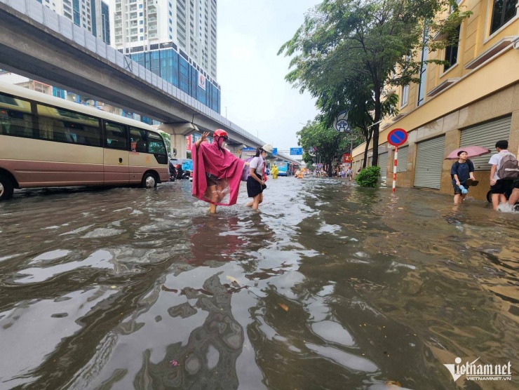 Người dân phải lội nước để đi qua
đường Nguyễn Trãi.