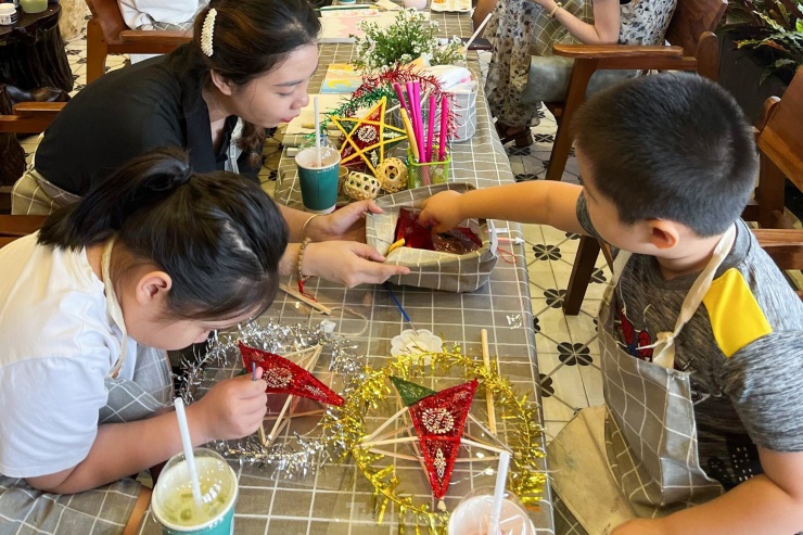 Giới trẻ Đà Nẵng học làm đèn lồng, bánh Trung thu 'tìm vé về tuổi thơ' - 15