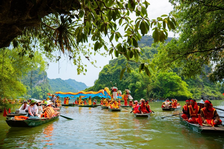 Lễ hội tại Tràng An mang đến không khí vui tươi cho du khách.