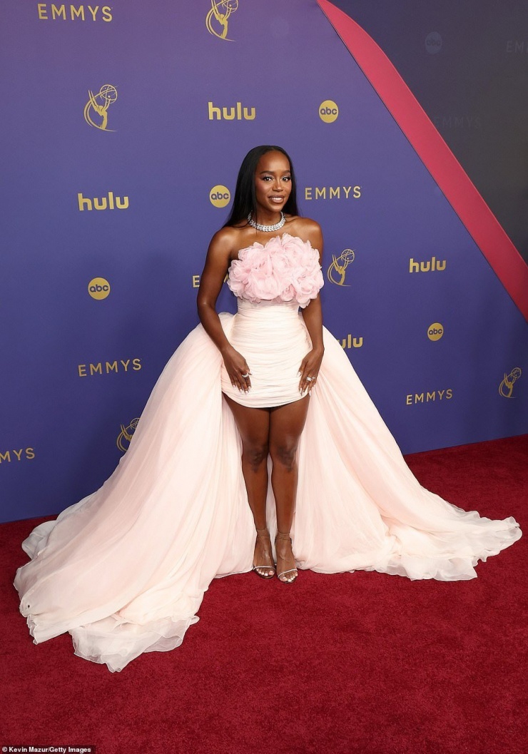 Aja Naomi King cũng chọn màu hồng cho thảm đỏ nhưng kiểu dáng khác hơn. Nữ diễn viên sinh năm 1985 trông lộng lẫy và ngọt ngào trong trang phục bất đối xứng. Ảnh: Getty Images.