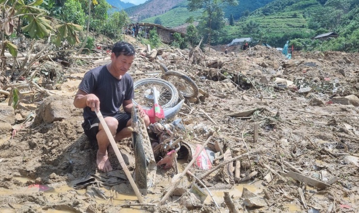 Anh Lý A Thành bới rác tìm người thân.