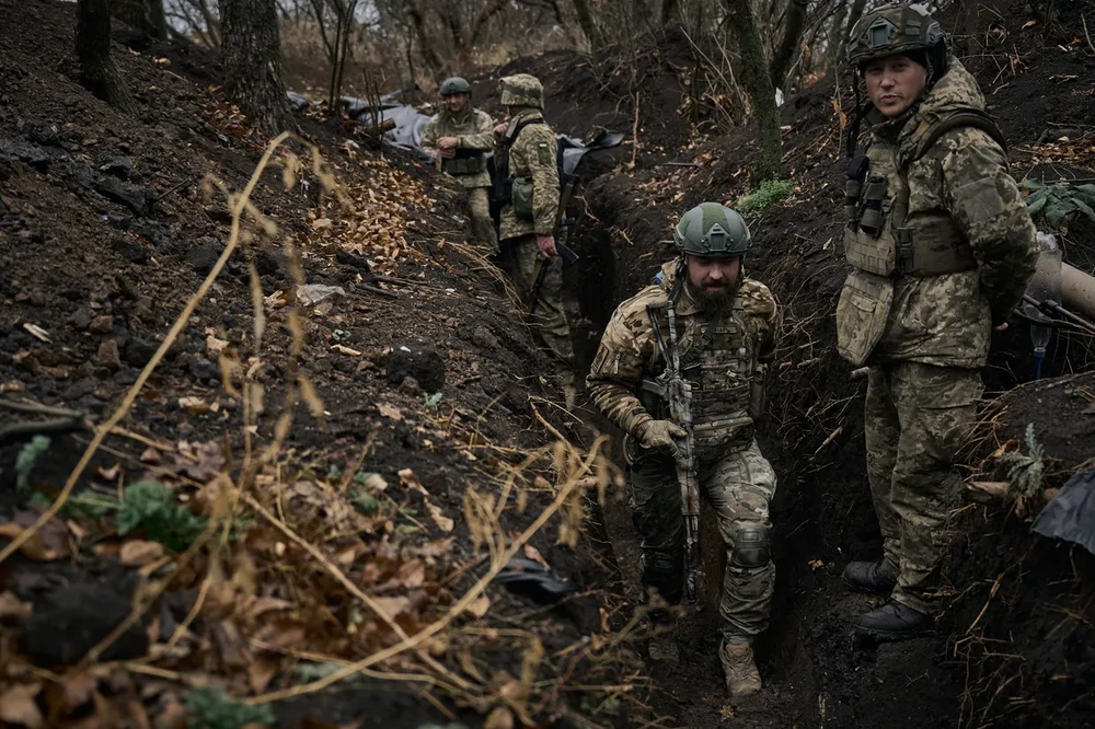 Binh sĩ Ukraine di chuyển dọc theo các chiến hào ở TP Vuhledar, Donetsk (miền đông Ukraine) vào ngày 6-11-2023. Ảnh: GETTY IMAGES