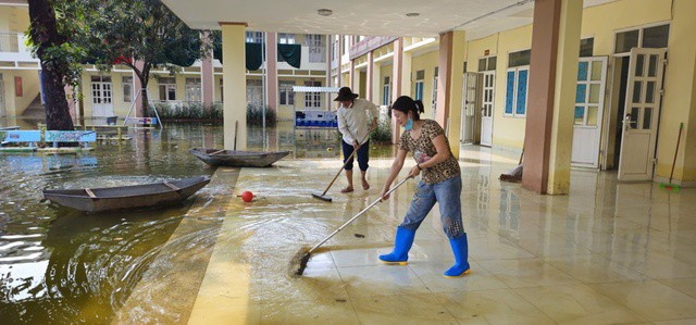 Một số trường học trên địa bàn TP. Hà Nội vẫn ngập, học sinh chưa thể đến trường.