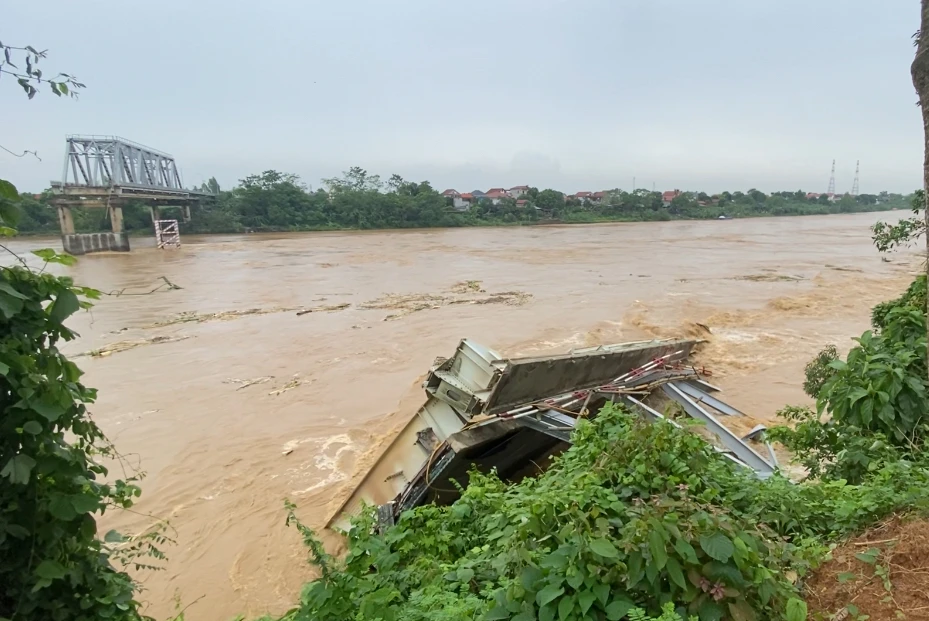 Phát hiện thi thể thứ 2 nghi là nạn nhân vụ sập cầu Phong Châu trên sông Hồng