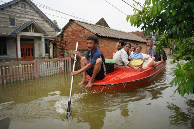 Nước sông Cầu lên cao, tràn về xã Trung Giã, huyện Sóc Sơn, Hà Nội gây ngập sâu 2-3 m, ngày 12/9. Ảnh: Nguyễn Đông