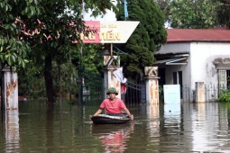 Tin tức trong ngày - Hà Nội còn 30 nghìn người chưa được về nhà vì ngập lụt