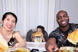 Bạn trẻ - Cuộc sống - Chàng trai Mỹ lần đầu ra mắt được mời ăn trứng vịt lộn và cái kết