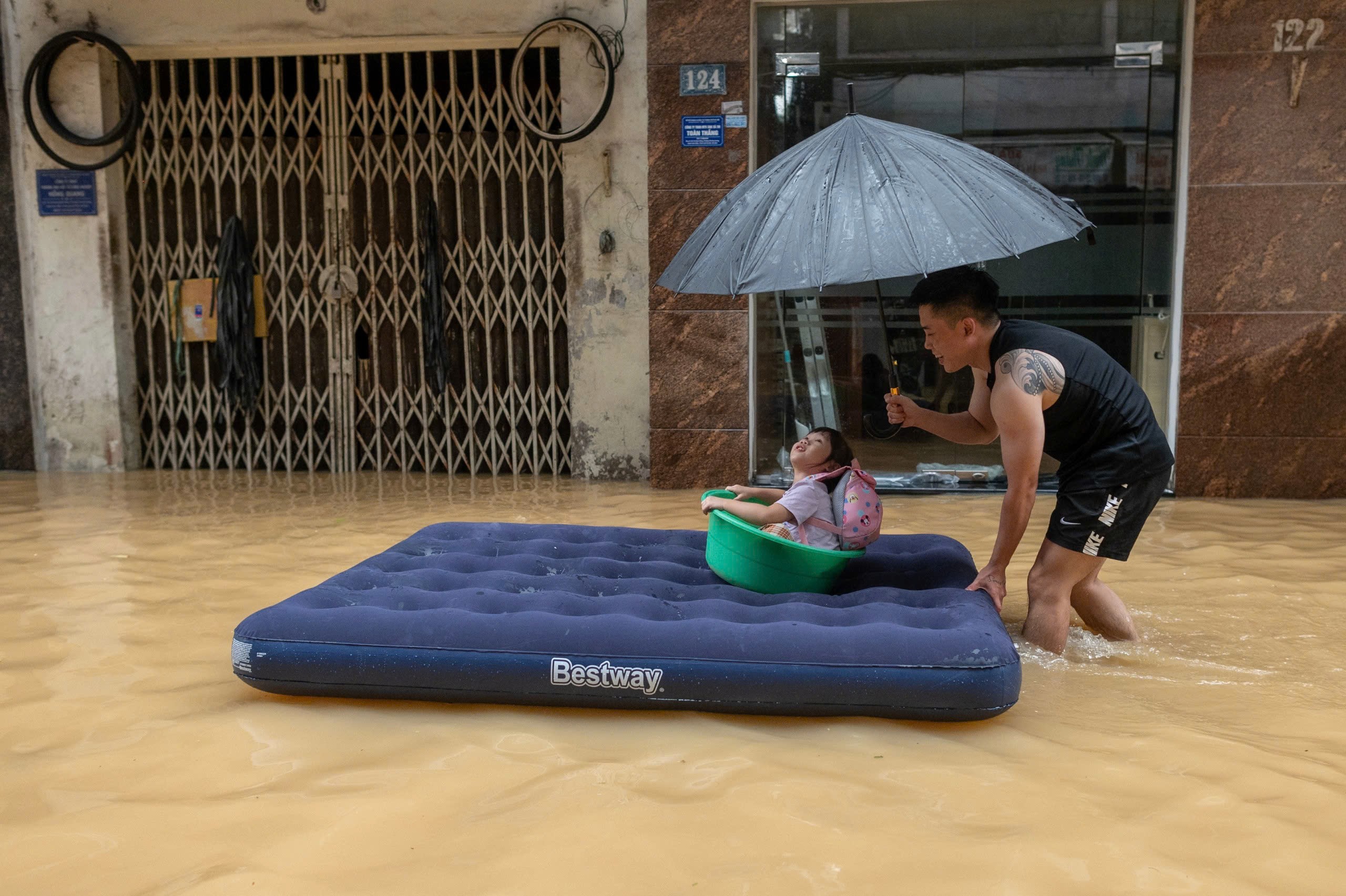 Trẻ em và người dân Hà Nội ảnh hưởng lũ lụt sau bão Yagi