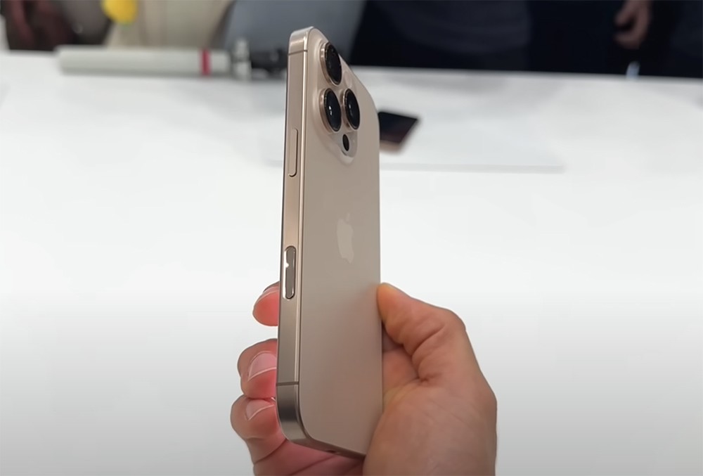iPhone 16 Pro Max khi nhìn từ cạnh bên với nút Camera Control cảm ứng điện dung mới