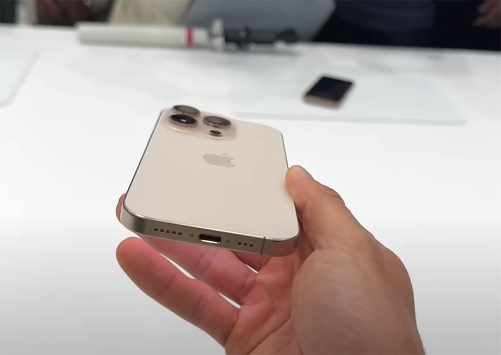 iPhone 16 Pro Max khi nhìn từ dưới lên với cổng sạc chuẩn USB-C