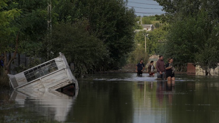 Nước ngập quá đầu gối người dân ở Romania hôm 15/9. Ảnh: Reuters.