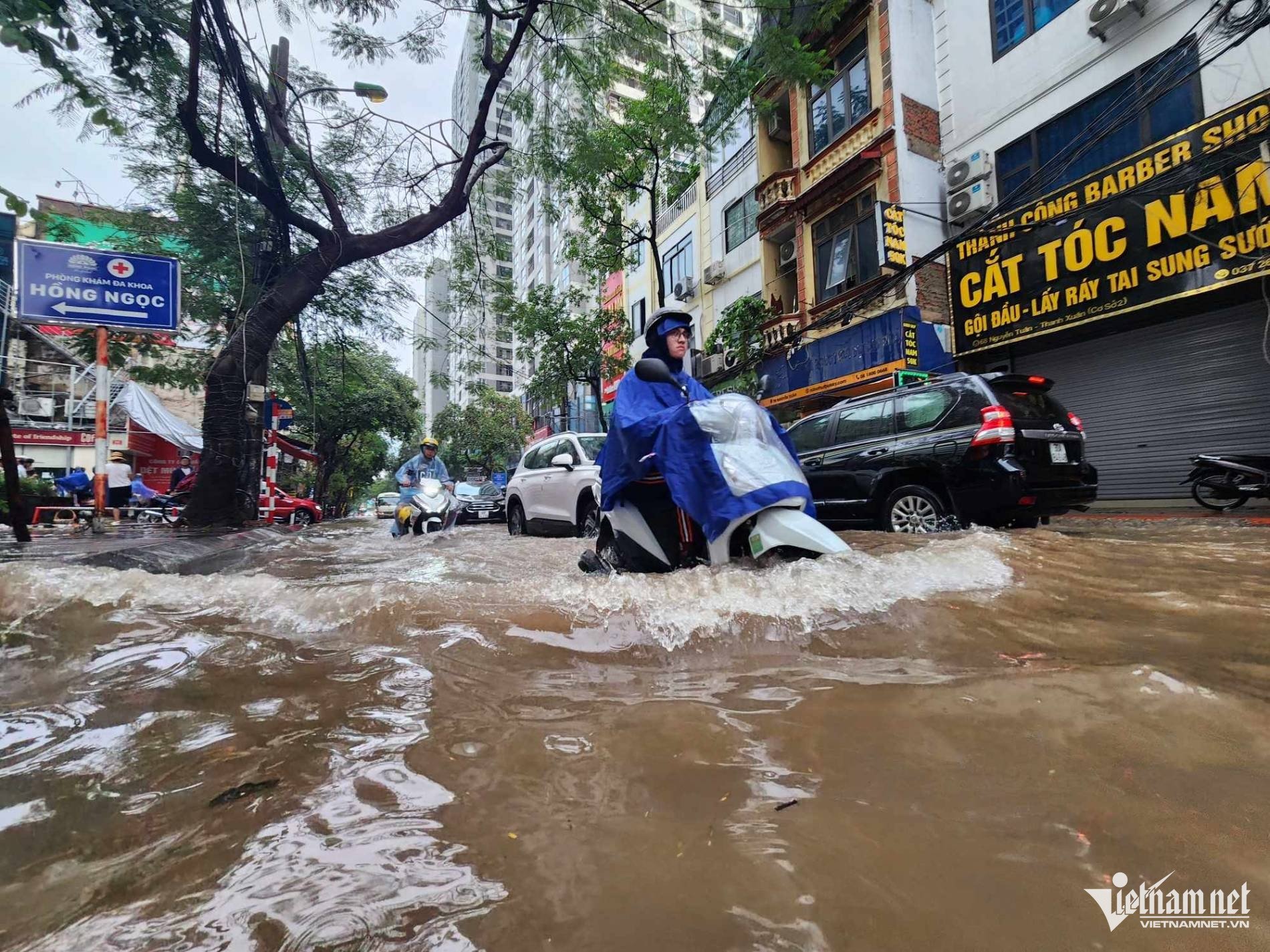 Hà Nội ngập nặng sau cơn mưa lớn, giao thông tê liệt