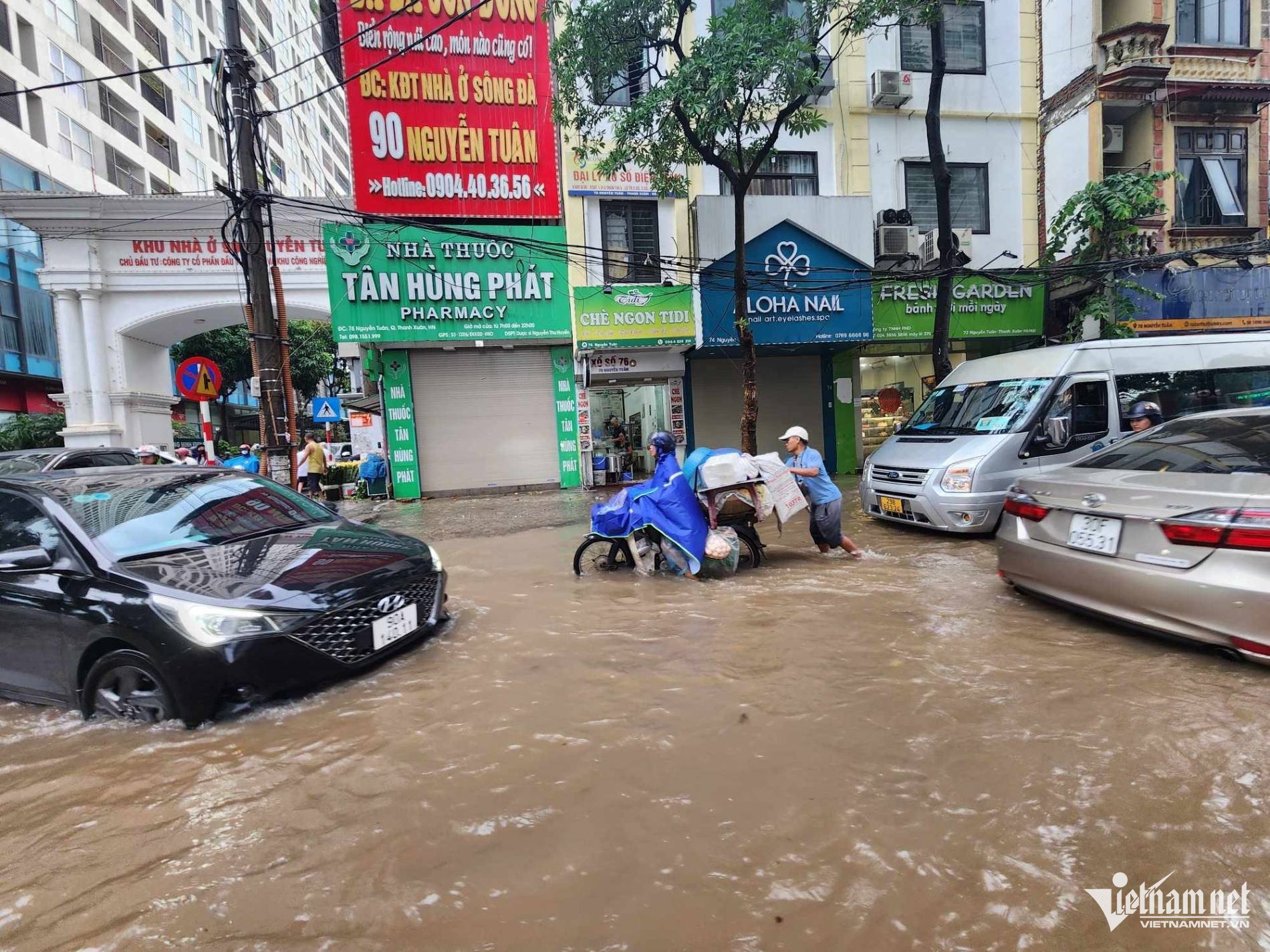 Mưa lớn nhấn chìm Hà Nội, giao thông tê liệt trong giờ cao điểm