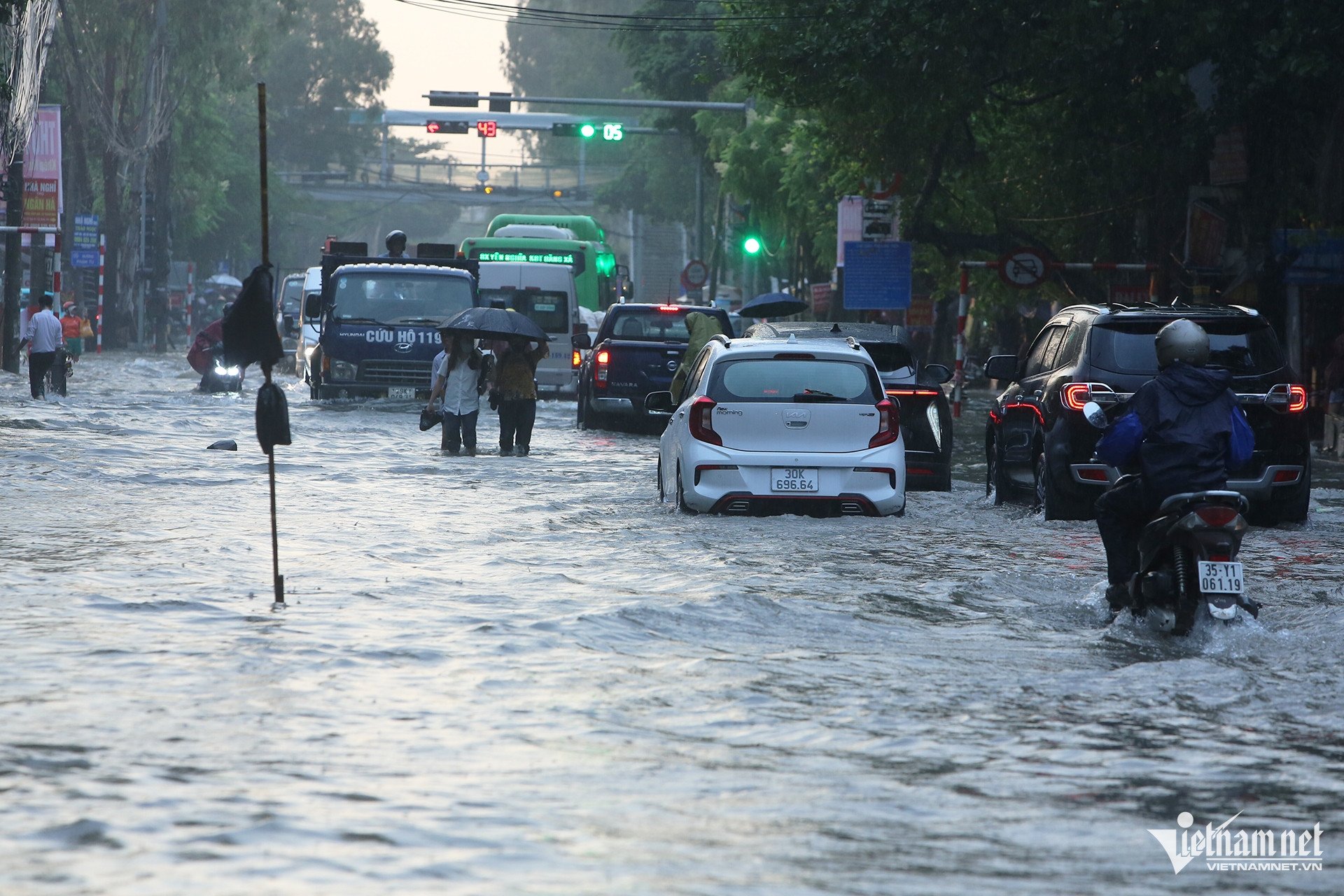 Hà Nội ngập nặng sau cơn mưa lớn, giao thông tê liệt