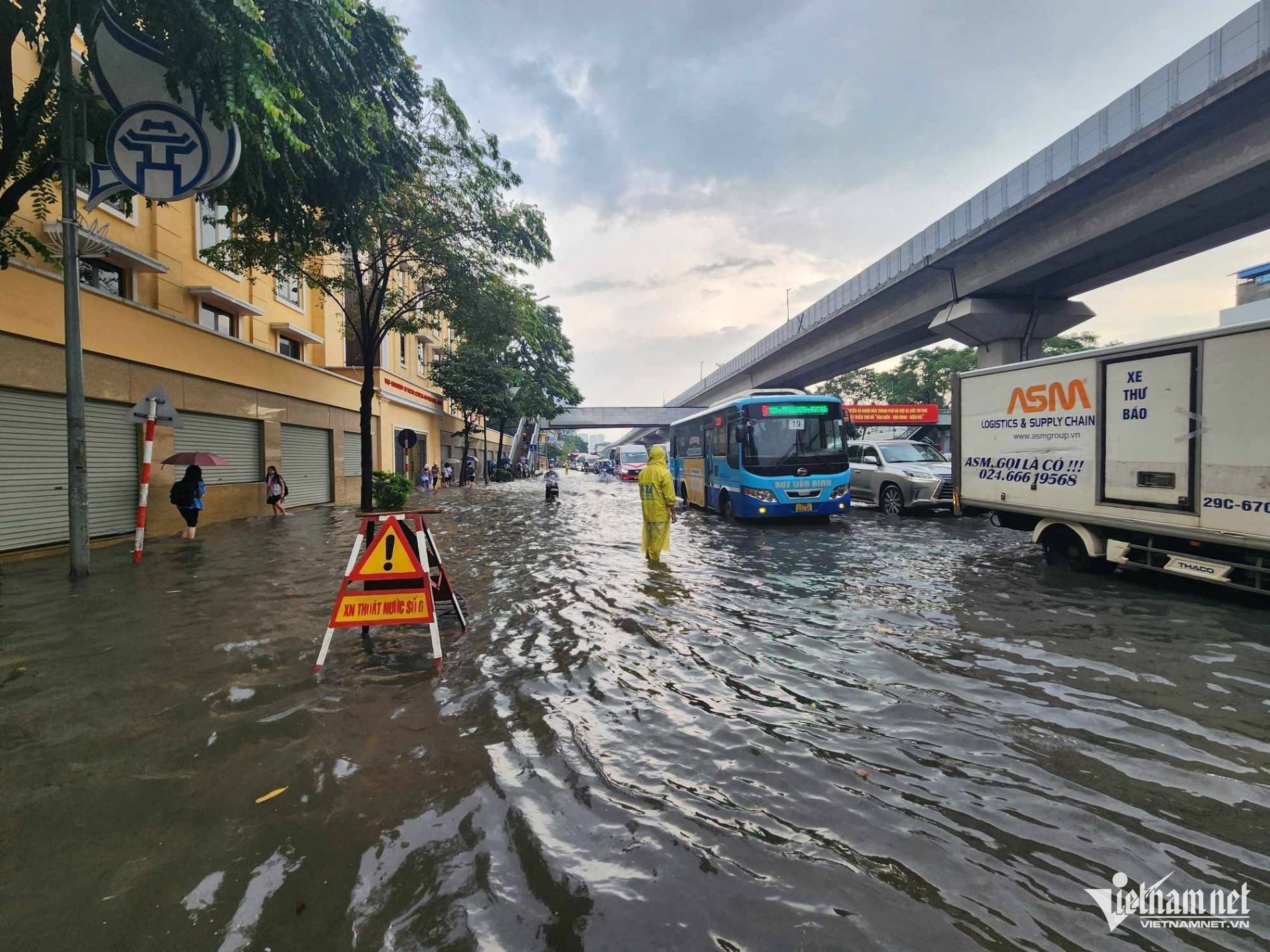 Hà Nội ngập nặng sau cơn mưa lớn, giao thông tê liệt