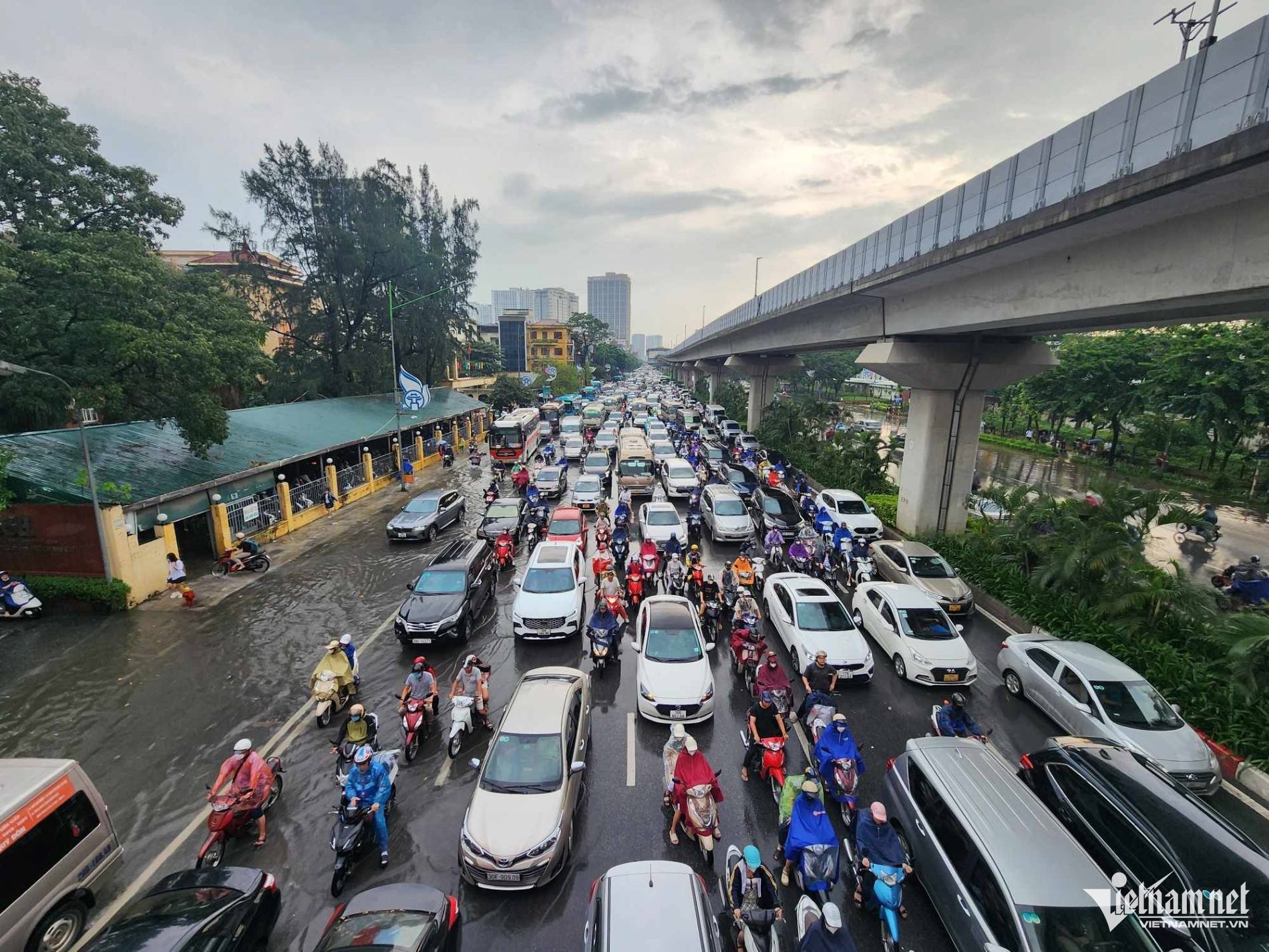 Hà Nội ngập nặng sau cơn mưa lớn, giao thông tê liệt