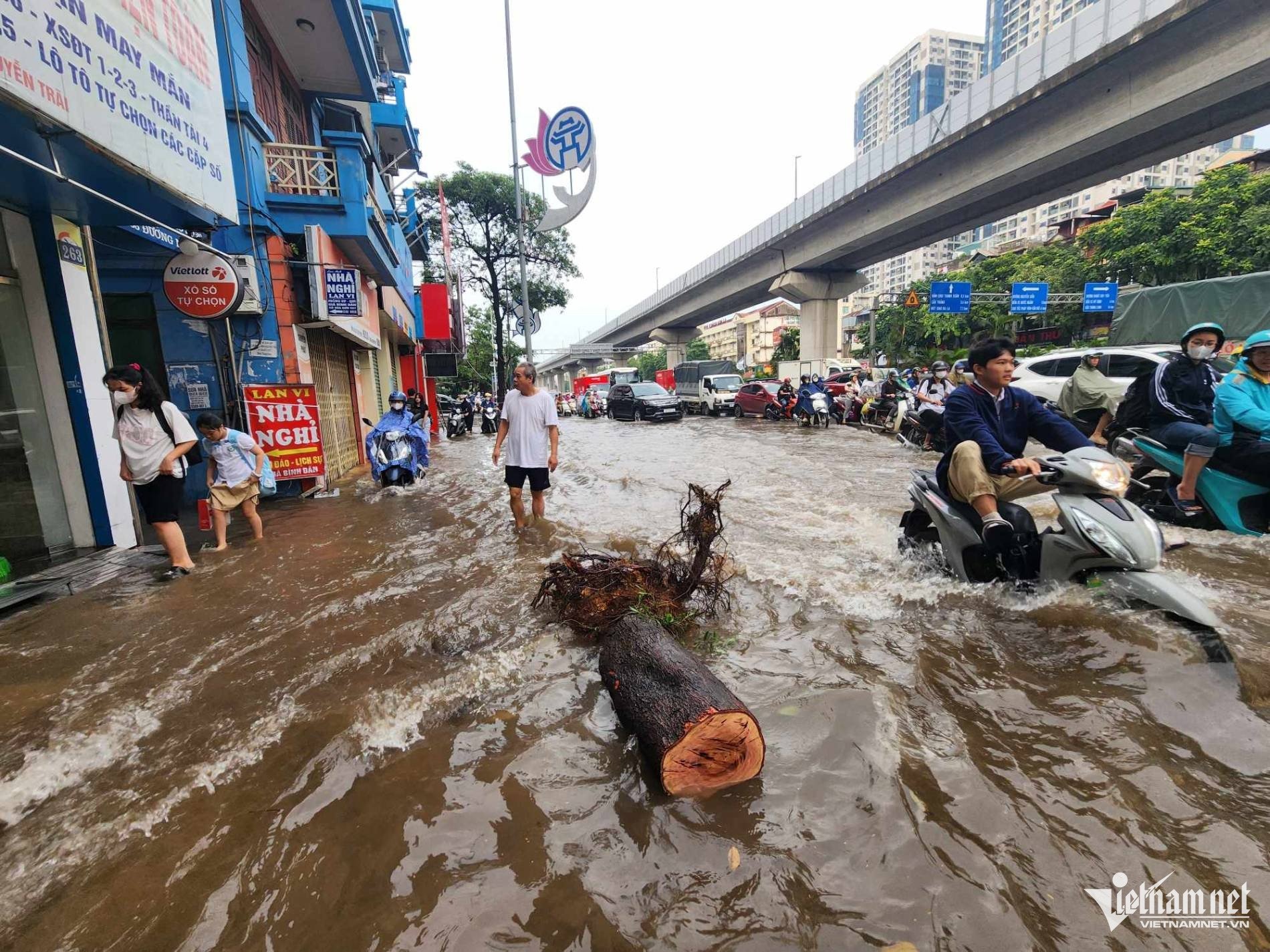 Hà Nội ngập nặng sau cơn mưa lớn, giao thông tê liệt