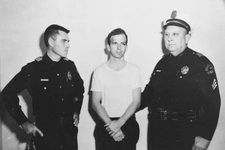  Lee Harvey Oswald sau khi bị bắt. Ảnh: New York Post.