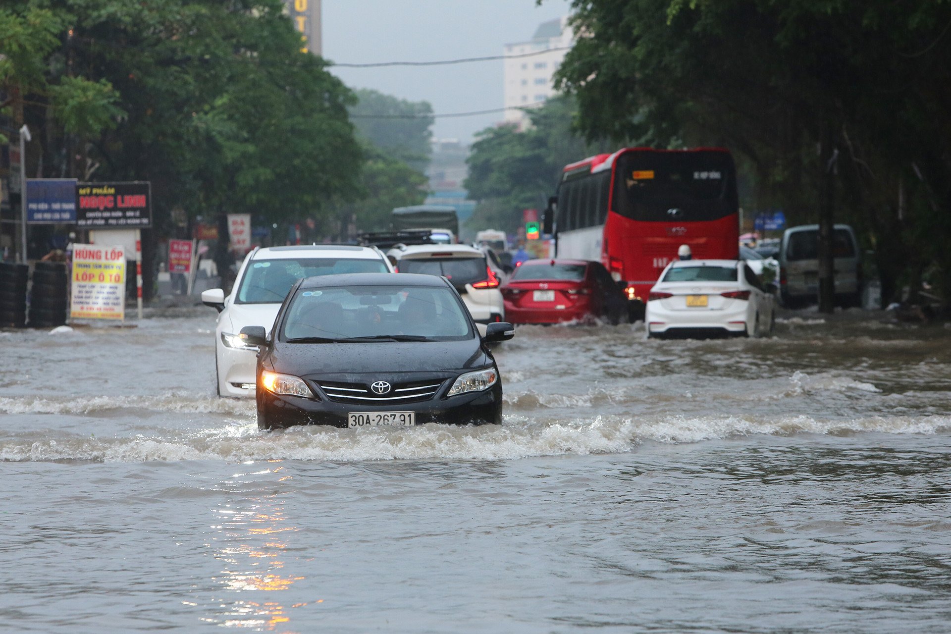 Mưa lớn nhấn chìm Hà Nội, giao thông tê liệt trong giờ cao điểm