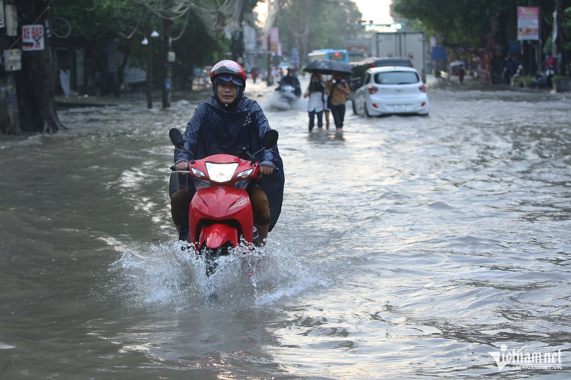 Hà Nội ngập nặng sau cơn mưa lớn, giao thông tê liệt