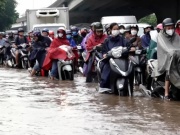 Tin tức trong ngày - Dòng xe chôn chân trên phố vì ngập sâu