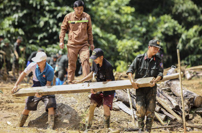 Vụ sạt lở Nậm Tông: Ám ảnh ánh mắt cầu cứu của nạn nhân và nỗ lực chạy đua với thời gian