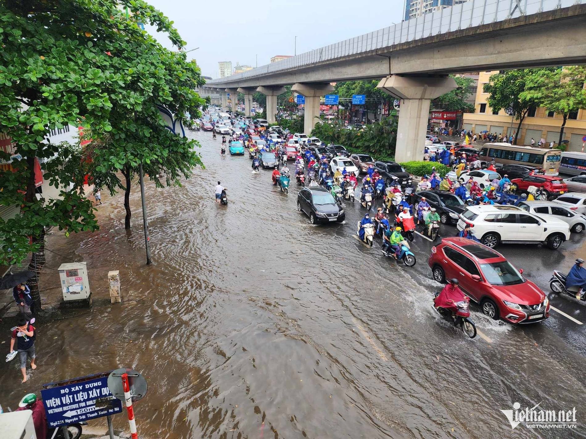 Mưa lớn nhấn chìm Hà Nội, giao thông tê liệt trong giờ cao điểm