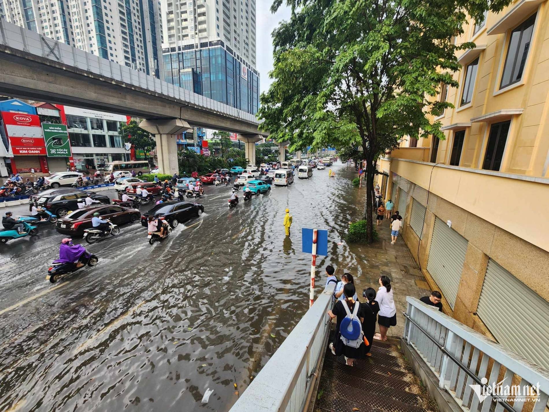 Mưa lớn nhấn chìm Hà Nội, giao thông tê liệt trong giờ cao điểm