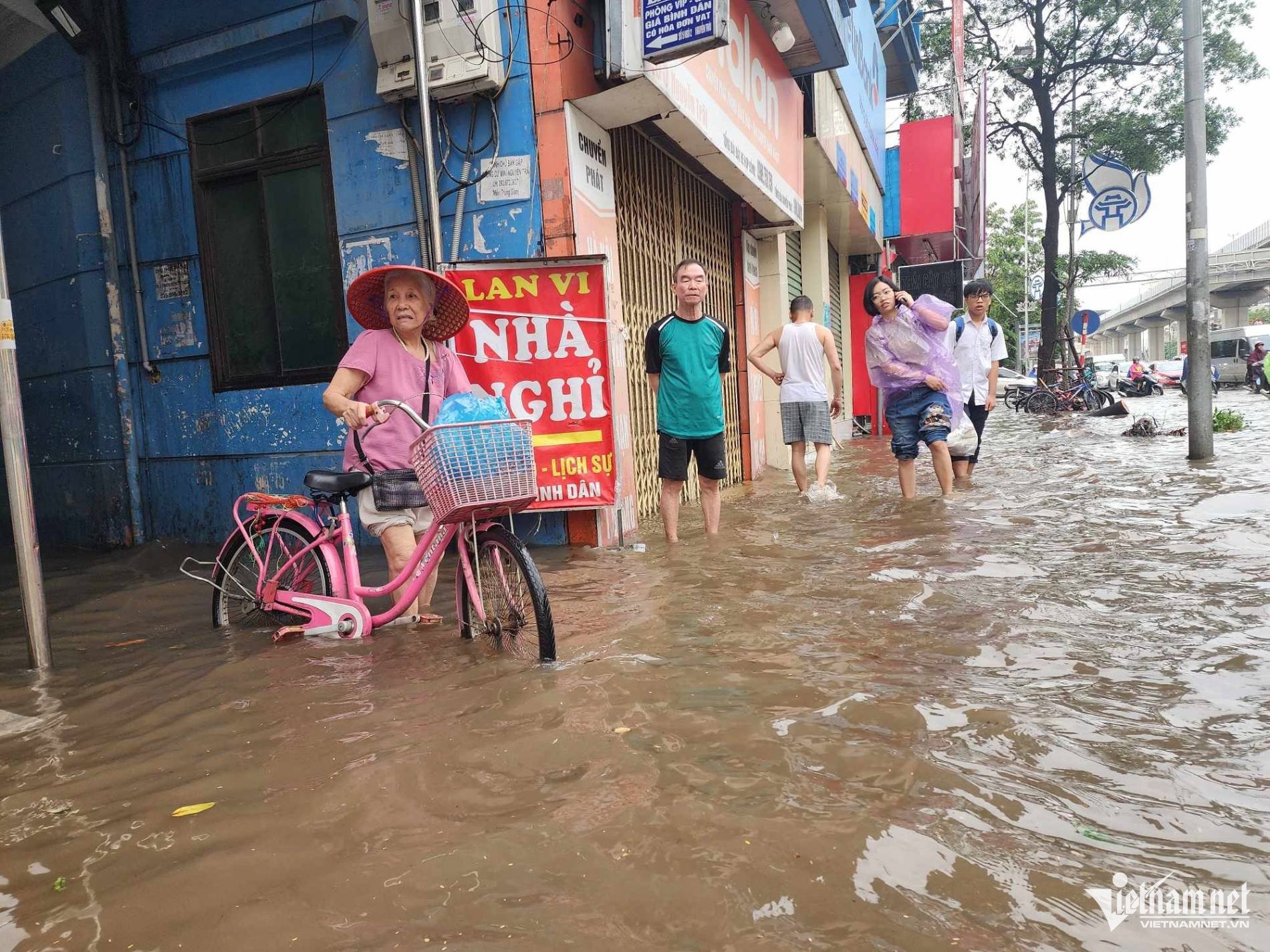 Nước ngập sâu trong từng con ngõ
nhỏ