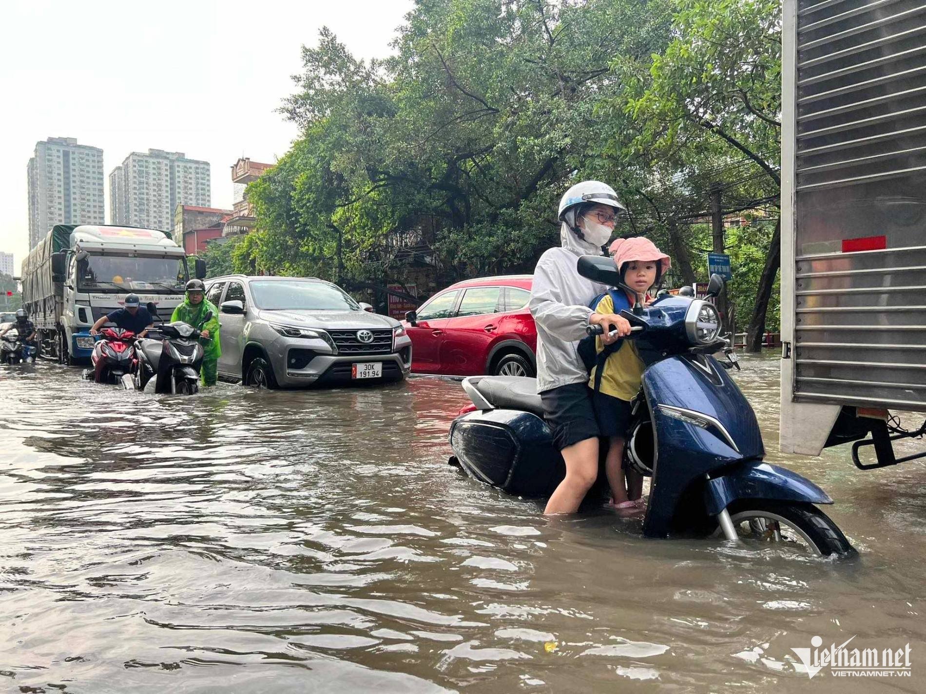 Mưa lớn nhấn chìm Hà Nội, giao thông tê liệt trong giờ cao điểm