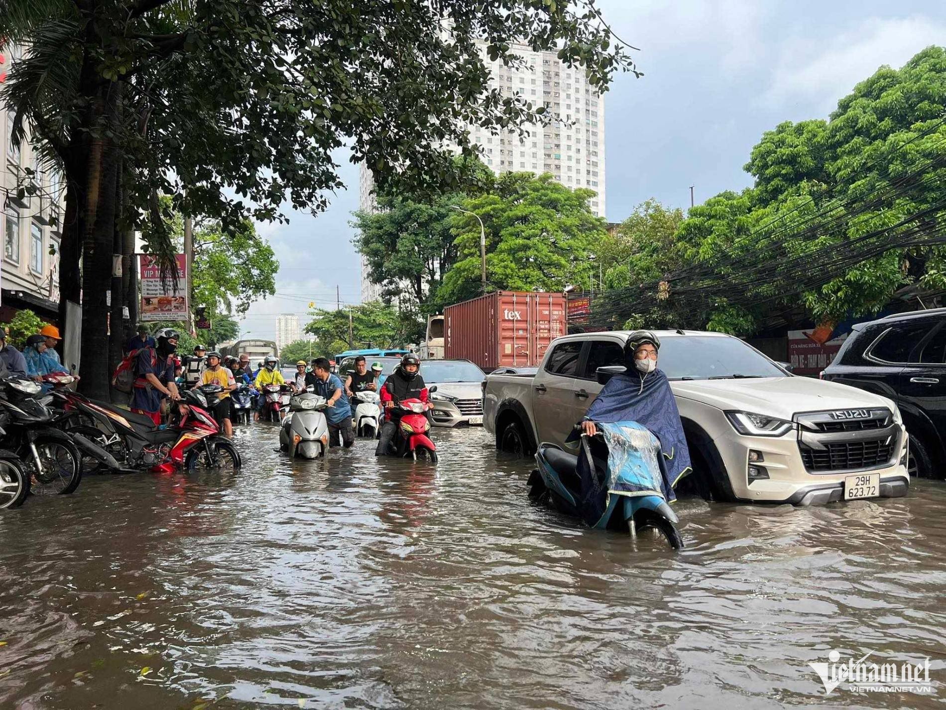 Đường Phùng Hưng - cầu Bươu (đối diện
Bệnh viện K cơ sở Tân Triều, Thanh Trì) ngập sâu nửa mét nước.