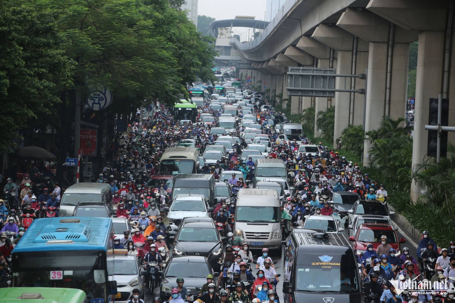 Đường gom Đại lộ Thăng Long ngập
sâu.