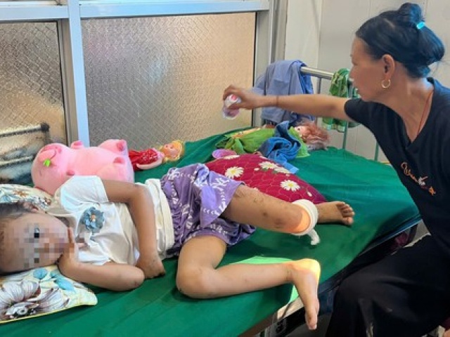Cháu bé duy nhất sống sót trong gia đình bị nạn tại Làng Nủ: "Con muốn về với mẹ"
