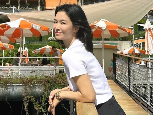 Song Hye Kyo được khen 'dễ thương' khi để tóc ngắn