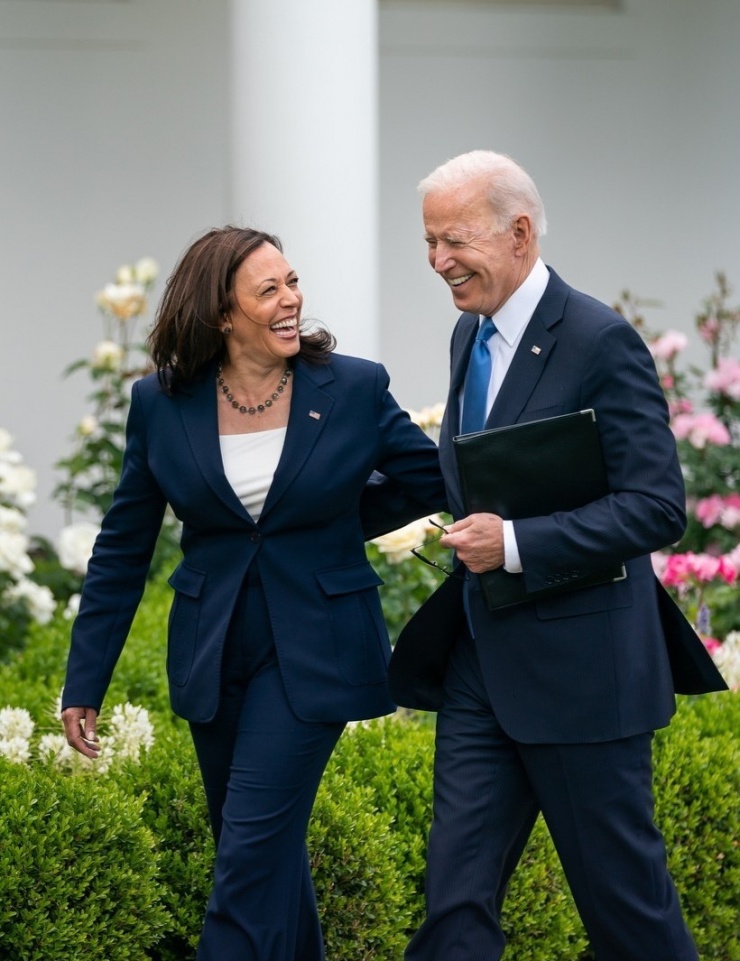 Kamala Harris, 60 tuổi, tuyên bố tranh cử với tư cách ứng viên tổng thống của đảng Dân chủ hôm 21/7 sau khi ông Biden rút lui vì vấn đề sức khỏe. Bà là nữ phó tổng thống Mỹ đầu tiên, cũng là người da màu gốc Nam Á đầu tiên vươn tới chức vụ này.