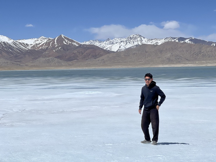 Với Pamir Highway - tuyến cao tốc trải nhựa cao thứ hai thế giới, dài 1.252 km từ miền nam Kyrgyzstan băng qua dãy núi Pamir, theo dọc biên giới Afghanistan đến điểm cuối Dushanbe, thủ đô của Tajikistan