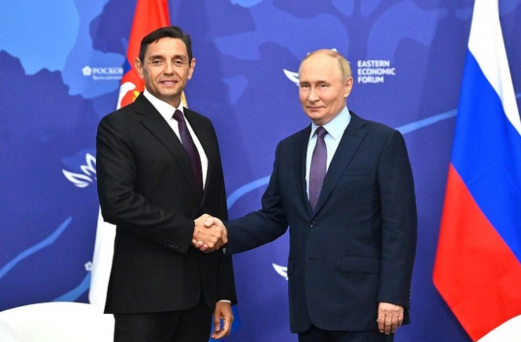 Phó Thủ tướng Serbia Aleksandar Vulin (trái) và Tổng thống Nga Vladimir Putin bên lề Diễn đàn Kinh tế Phương Đông (EEF) ở Vladivostok, ngày 4/9/2024. Ảnh: Kremlin.ru