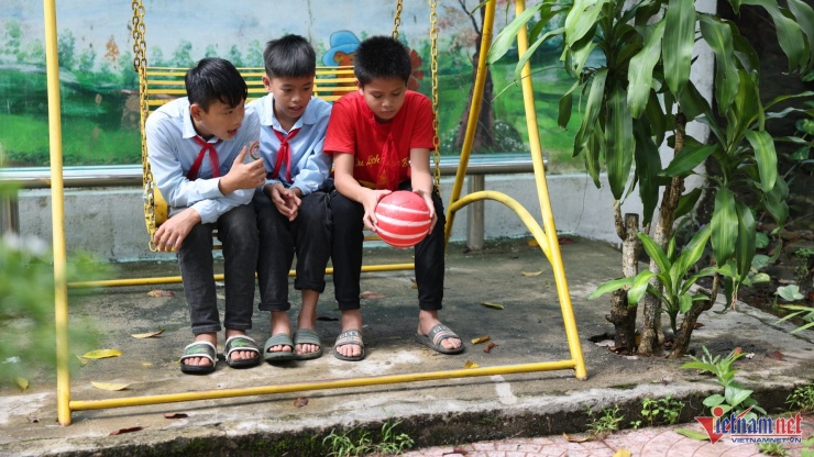 Gương mặt đượm nỗi buồn của em Hoàng Anh Quân (áo đỏ) trong giờ ra chơi cùng các bạn. Ảnh: Đức Hoàng