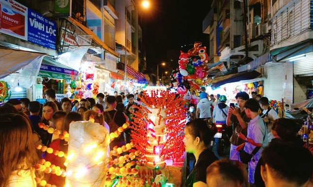 Hàng trăm quầy lồng đèn bày bán đa dạng kiểu dáng, mẫu mã. Những chiếc lồng đèn truyền thống xen lẫn hiện đại được trang trí bắt mắt.