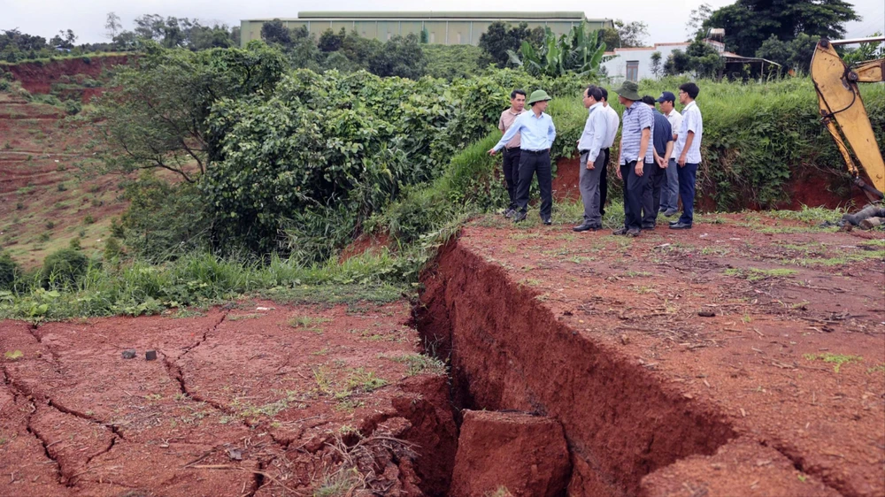 Sạt lở ven đường Hồ Chí Minh ở Đắk Nông, ảnh hưởng nghiêm trọng đến khu dân cư