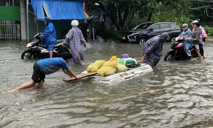 Trên đường Cách Mạng Tháng 8, người dân chế phương tiện để chuyển đồ đạc. Ảnh: Người dân cung cấp