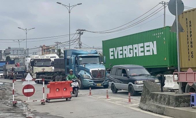 U-turn và phản ứng bất đồng ý kiến làm ùn ứ trạm thu phí BOT Phú Hữu