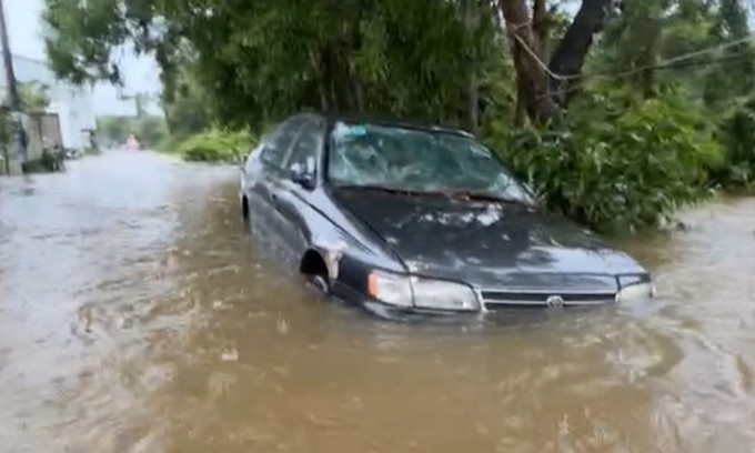 Mưa ngập ôtô ở khu vực đường Cách Mạng Tháng 8, phường Dương Đông. Ảnh: Người dân cung cấp