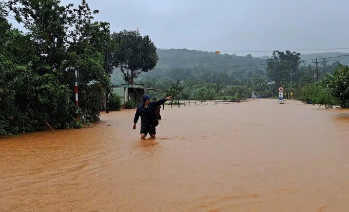 Mực nước dâng cao ở cầu Đăk Ơ trên quốc lộ 14C. Ảnh: Văn Trăm