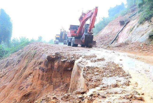 Thừa Thiên-Huế cảnh báo nguy cơ sạt lở đất và lũ quét do áp thấp nhiệt đới mạnh lên thành bão