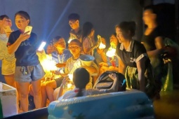 Bạn trẻ - Cuộc sống - Bơi thuyền mang Trung thu cho trẻ vùng lụt