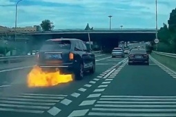 Media - Clip: Đang di chuyển, Rolls-Royce 27 tỷ đồng bất ngờ bốc cháy