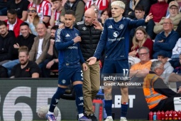 Bóng đá - MU đấu Barnsley dưới cơ ở League Cup, Ten Hag cảnh báo Antony