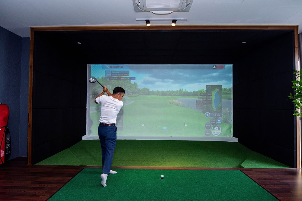 Phòng tập Golf 3D được nhóm cư dân yêu thể thao thích thú trải nghiệm.