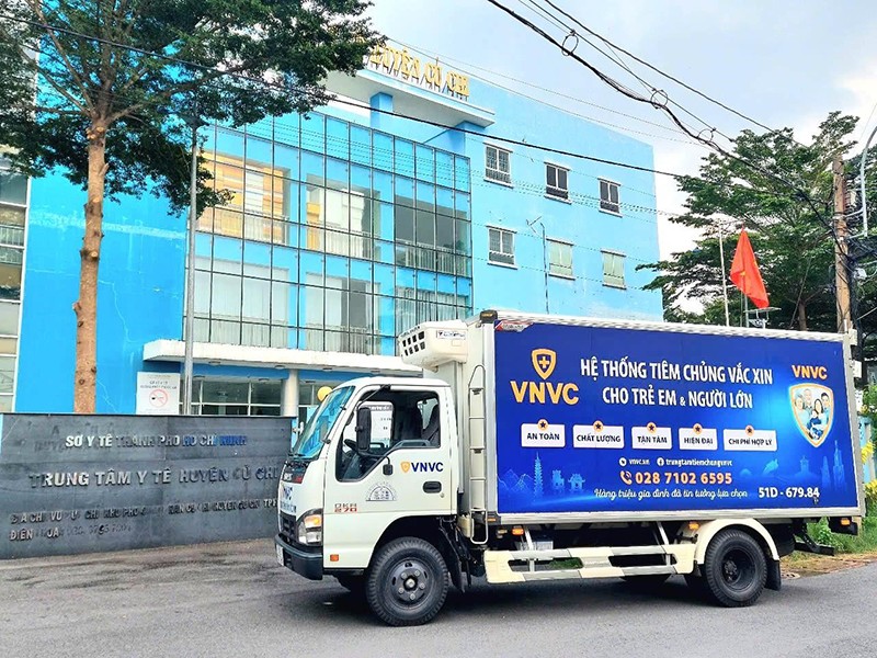 VNVC điều xe lạnh vận chuyển vắc xin chuyên dụng đạt chuẩn GSP được ví như “Kho lạnh di động” tiếp nhận vắc xin từ các trung tâm y tế của TP.HCM nhằm đảm bảo chất lượng vắc xin và an toàn cho trẻ em được tiêm ngay từ bước đầu. Ảnh: Mộc Thảo